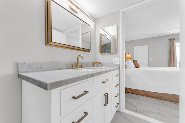 Building Photo - 7192 Huntington Ln