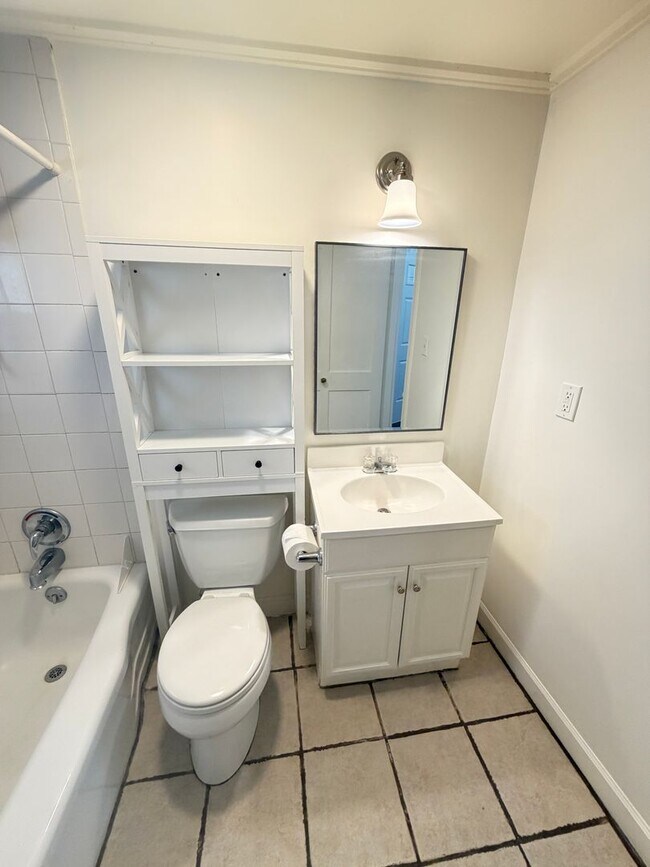 Building Photo - Charming One Bed & One Bath Duplex Unit!