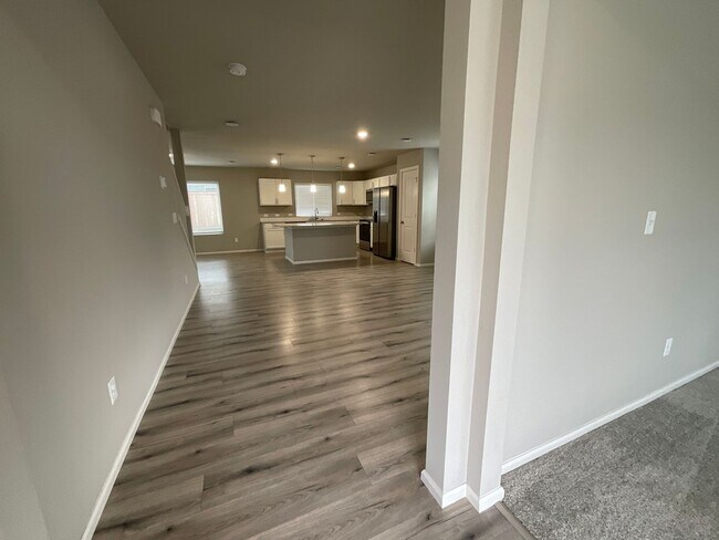 Building Photo - Beautiful 4 Bedroom, 2.5 Bath Home Availab...