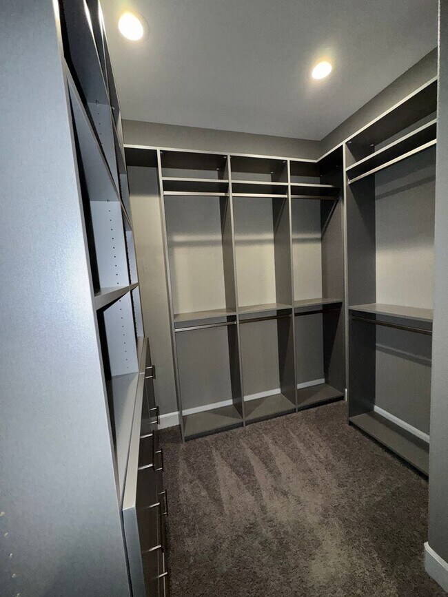 Building Photo - A Great House to Call Home!