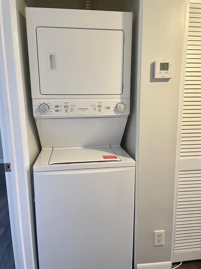 Building Photo - 2700 S Oakland Forest Dr