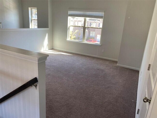 Building Photo - 5650 Mirror Lake Dr