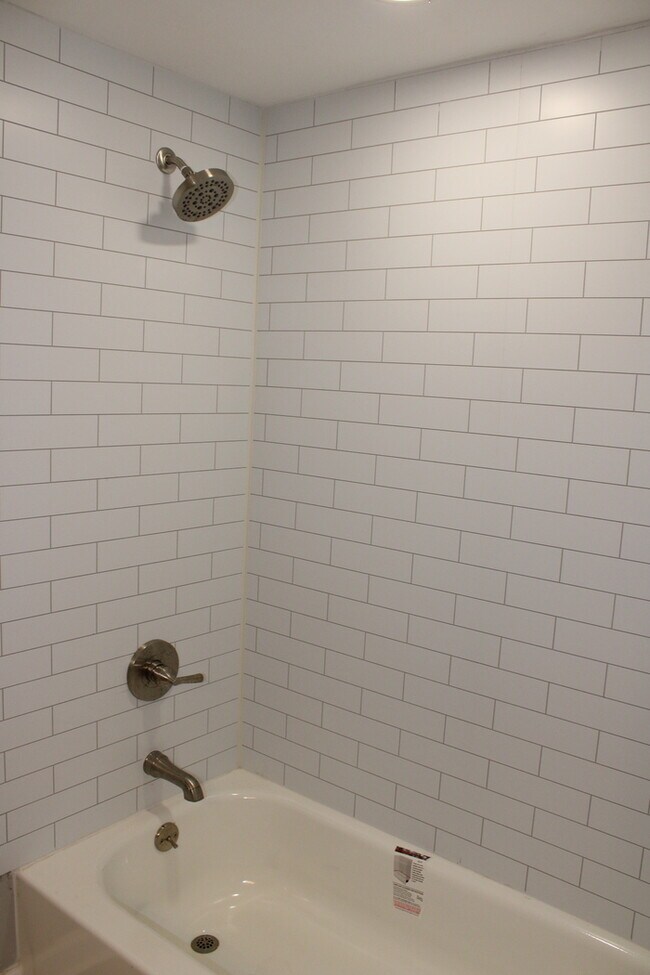 Building Photo - Unique Rental in Grandview with 3 bay gara...