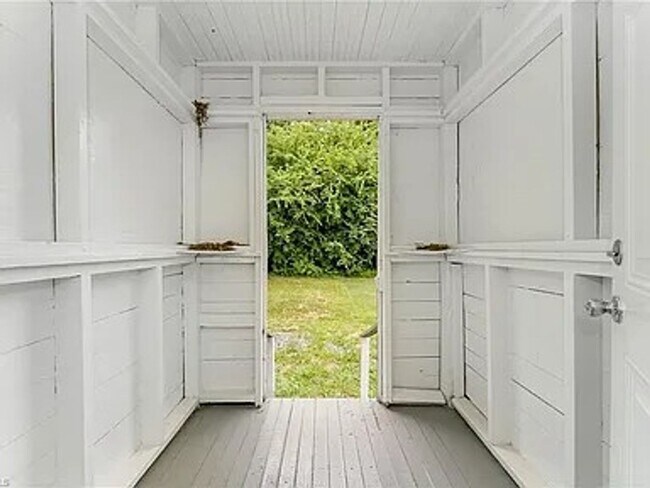 Building Photo - Charming Fully Renovated Cottage Minutes from Downtown!