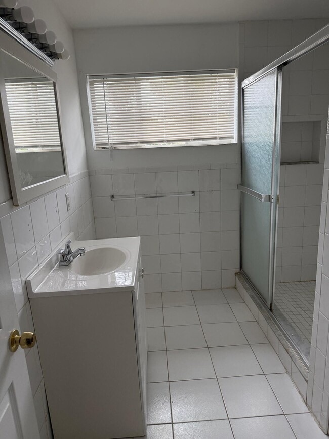 Building Photo - 5601 Pierce St