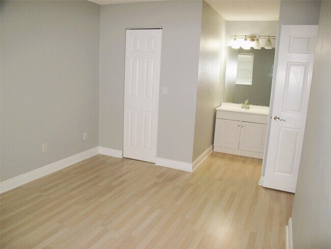 Building Photo - 1263 SW 46th Ave