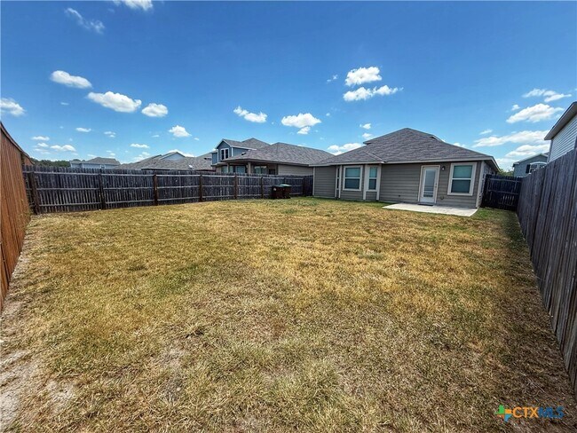 Building Photo - 8819 Straight Oaks