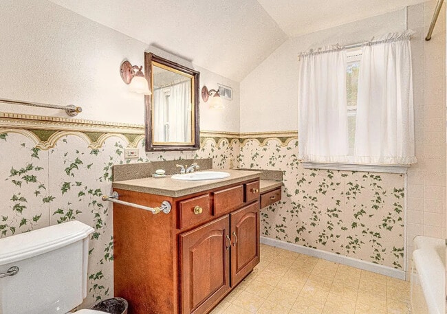 Building Photo - 1205 W Oak Ave