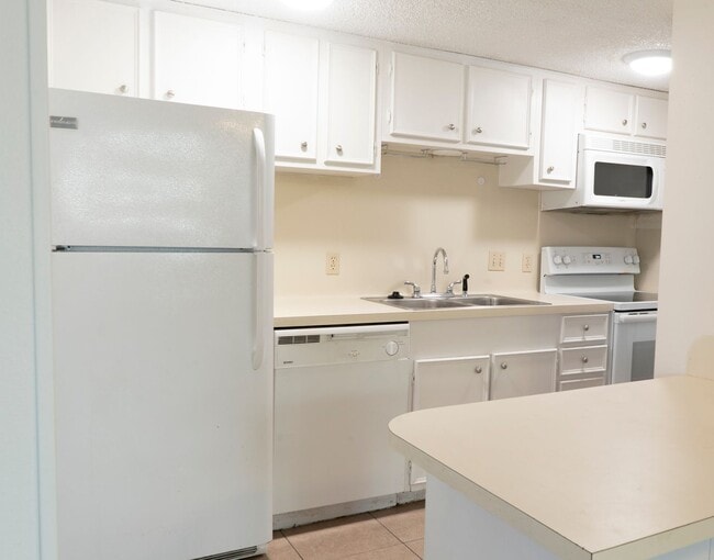 Building Photo - 128 Hayter St