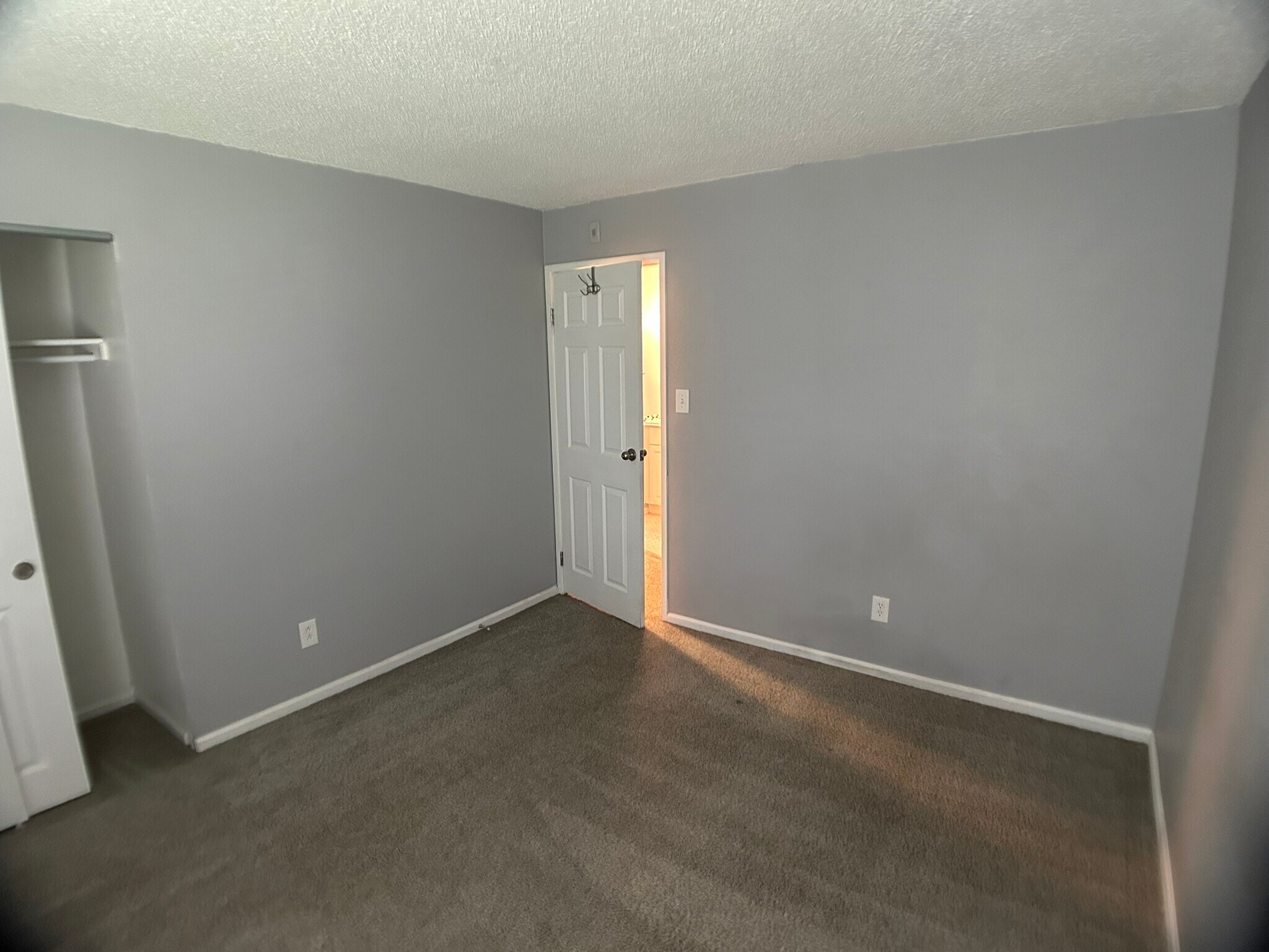 Building Photo - 1400 Golden Cir