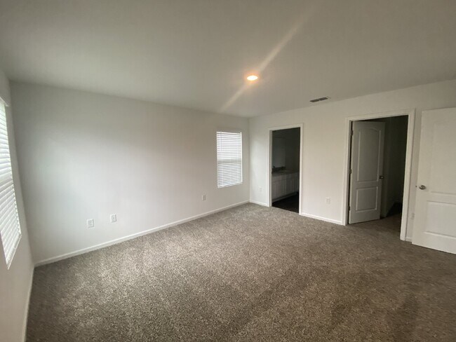 Building Photo - Beautiful 4-Bedroom Home in Cross Creek – Resort-Style Amenities & Convenient Clay County Location!