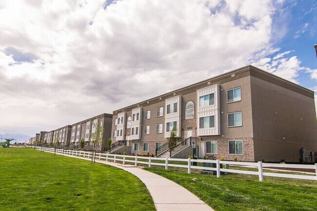 Building Photo - Lovely 2-Bedroom Condo in Easton Park