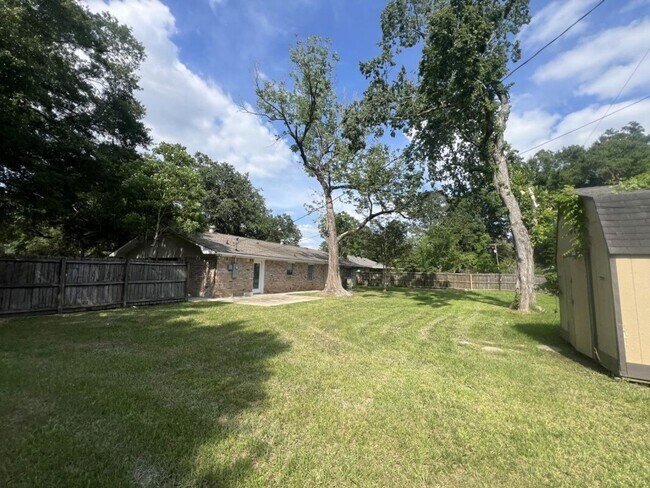 Building Photo - Charming 3 Bedroom Home in a Prime Zachary Location & School District!
