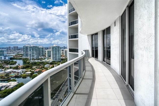 Building Photo - 16001 Collins Ave