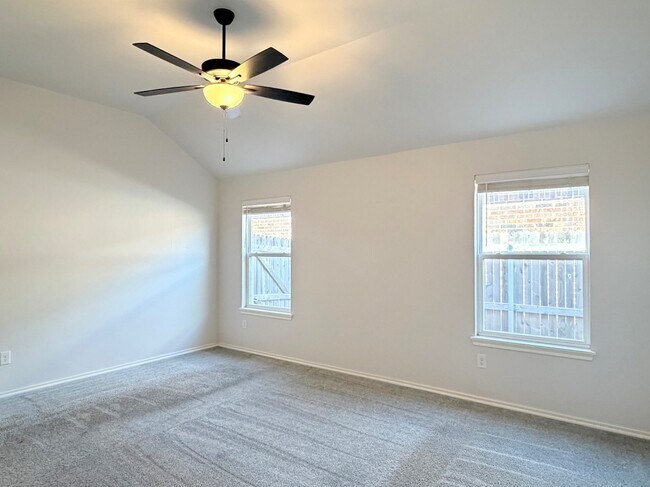 Building Photo - 18600 Luna Dr