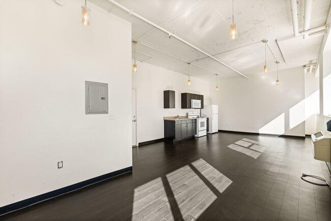 Building Photo - 517 Gold Ave SW