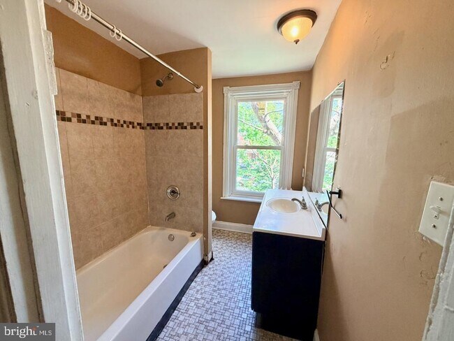 Building Photo - 400 W 3rd St