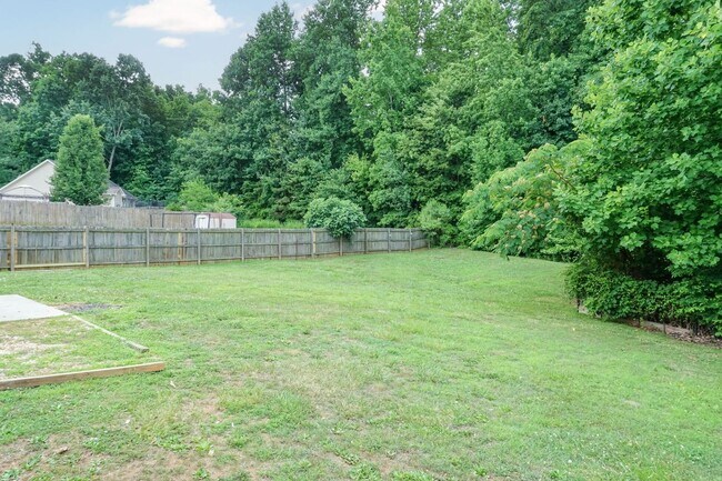 Building Photo - THREE BEDROOM HOME WITH LARGE YARD!