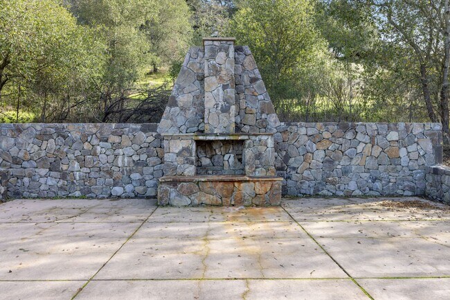 Building Photo - 9168 Eastside Rd