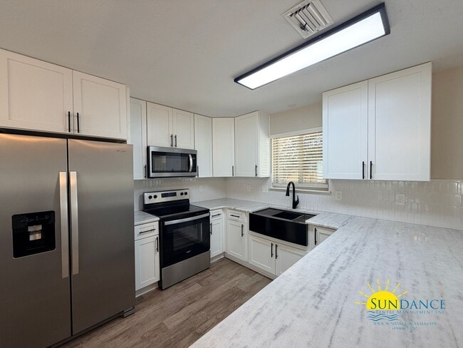 Building Photo - Fully Renovated Cul-de-sac Corner Lot Home in Fort Walton Beach!
