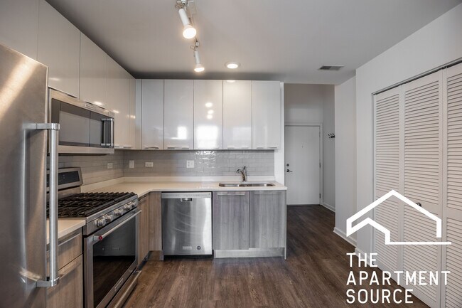 Building Photo - 932 W Dakin St