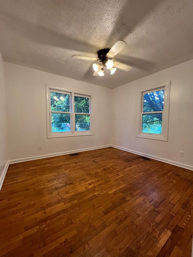 Building Photo - Beautiful 2 bedroom 1 bath 1 car garage