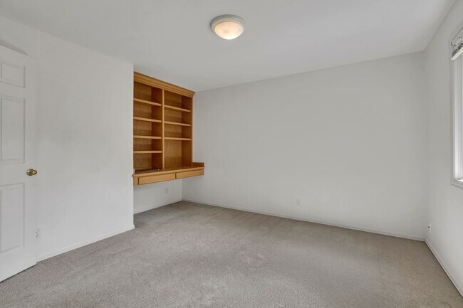 Building Photo - 16323 NE 50th Way