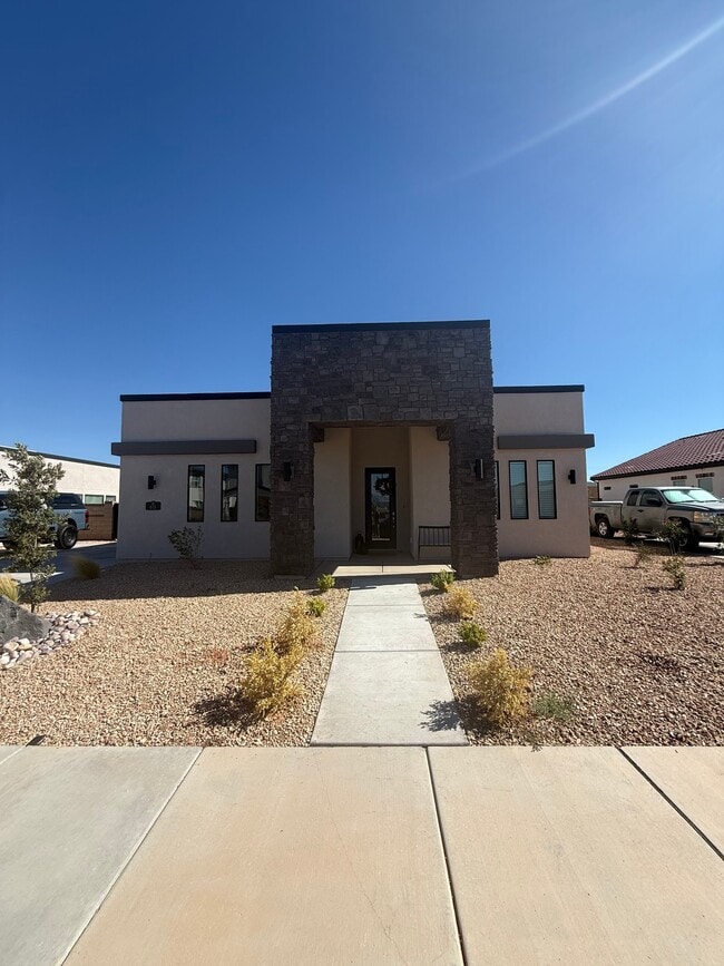 Building Photo - 675 W Cyn Pne Dr