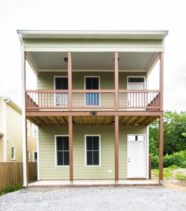 Building Photo - 966 Pink St