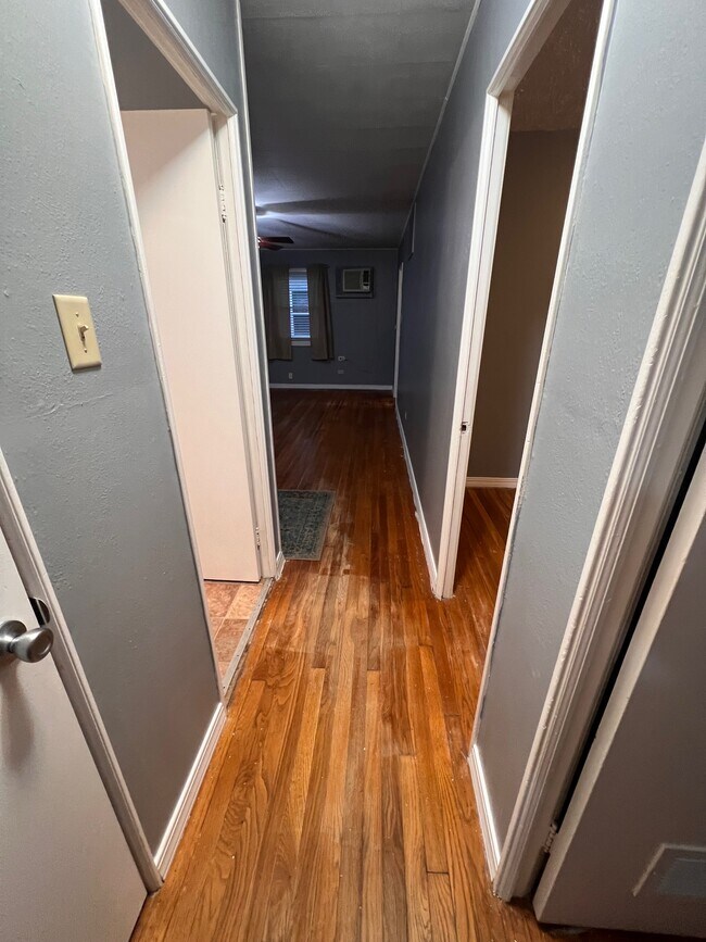 Building Photo - 1109 Sarasota Dr