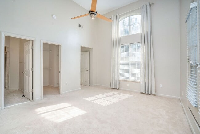 Building Photo - 2 bdrm, 2.5 bath Town Home steps away from...
