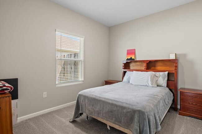 Building Photo - 6686 Sun Tree Cir