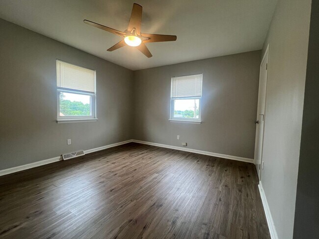 Building Photo - 811 Cedarcrest Dr