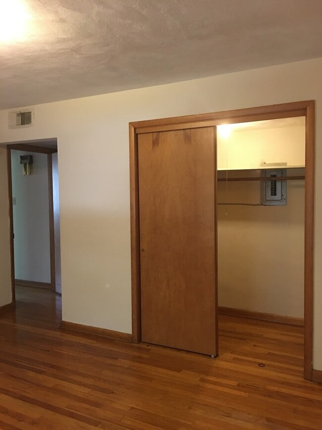 Building Photo - Very Unique 2 Bedroom Apartment off University Avenue!