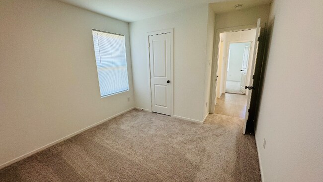 Building Photo - 472 Shoreview Dr