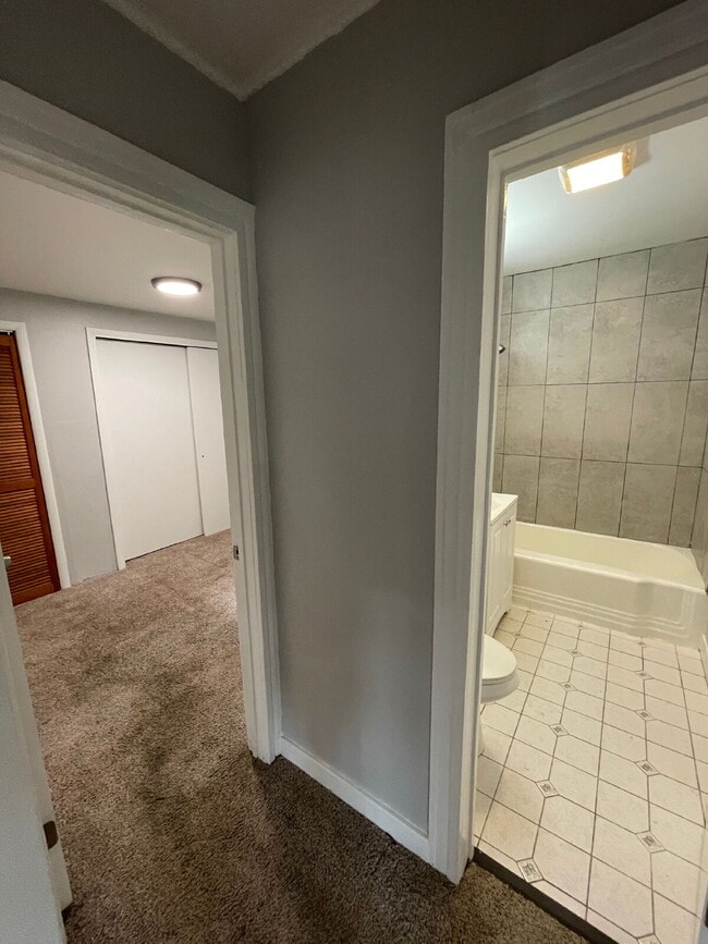 Building Photo - Renovated 2 bed 1 bath apartment in South Side!