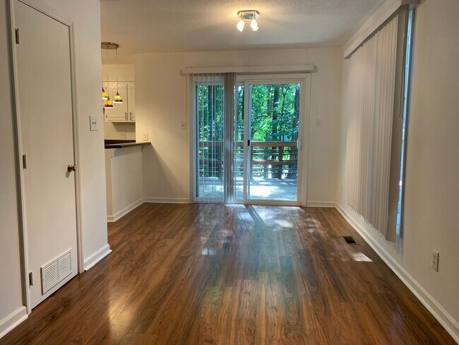 Building Photo - 2 BEDROOM TOWNHOME NEAR CRABTREE-DECK-SHAD...