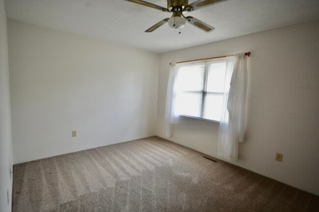 Building Photo - 2590 Townhouse Dr SE