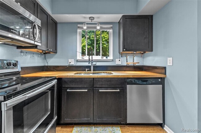 Building Photo - 1570 Streamwood Ct