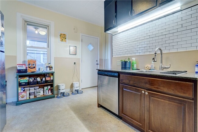 Building Photo - 284 Benton St