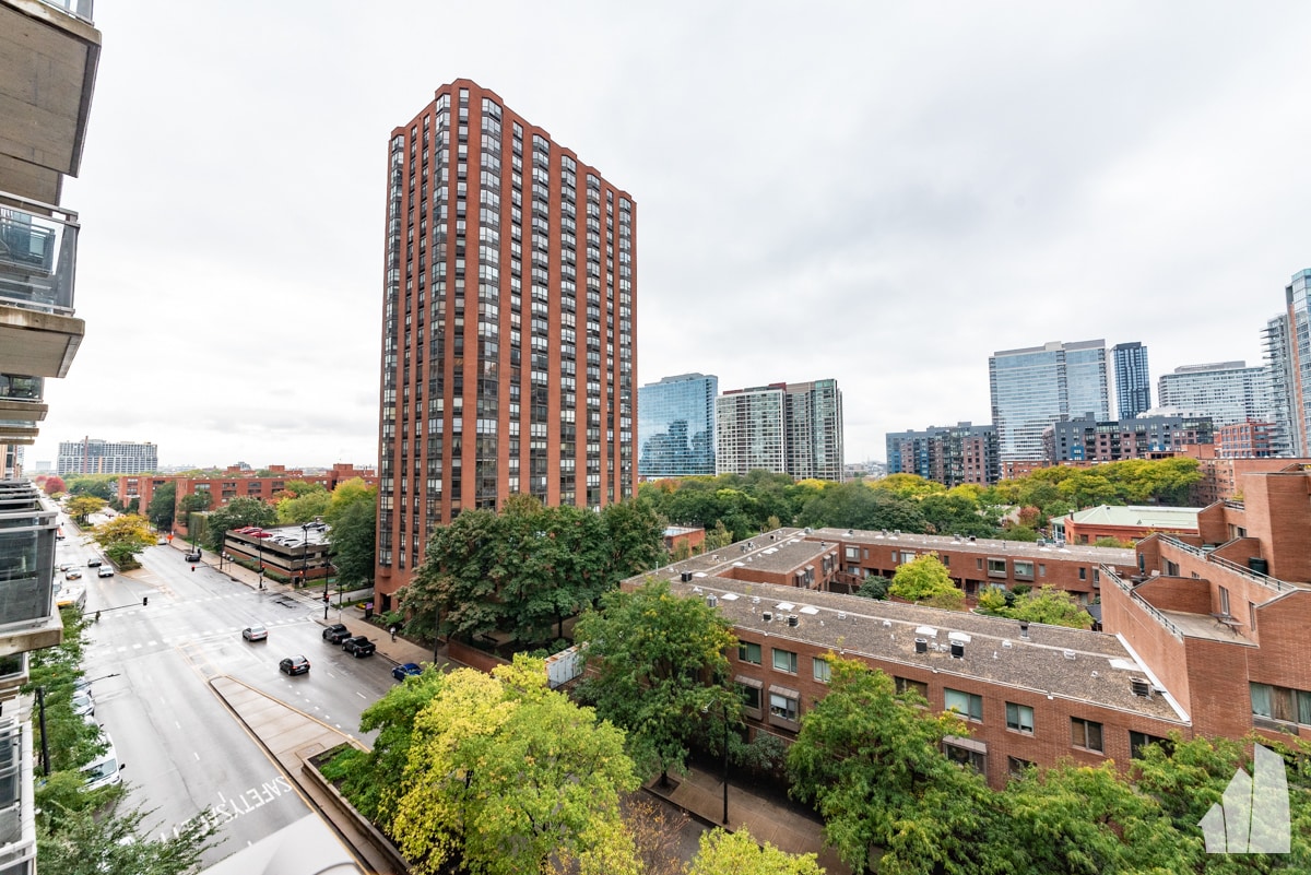 Building Photo - 1 E 8th St