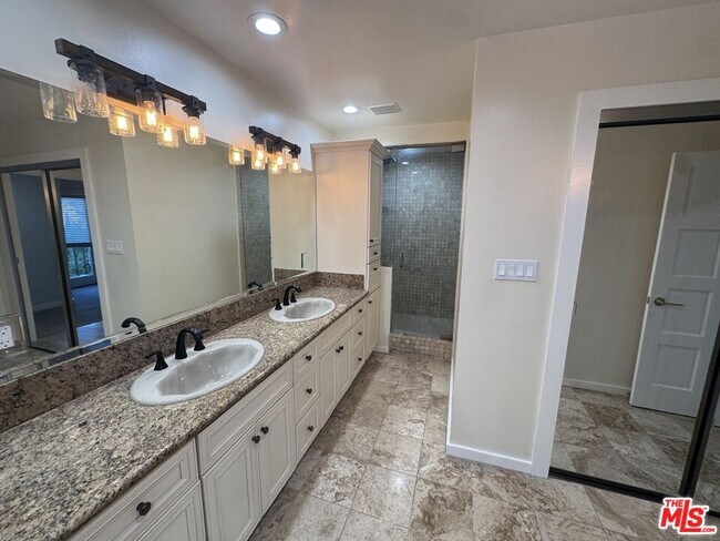 Building Photo - 1713 Queens Ct