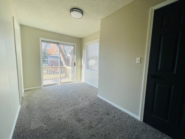 Building Photo - Stunning 3 Bedroom House with Deposit Alte...