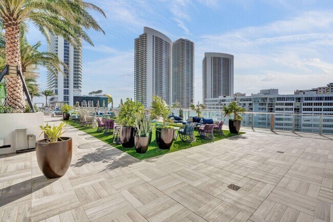 Building Photo - 4010 S Ocean Dr