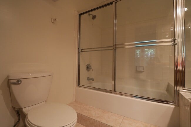 Building Photo - Sunny & Private 2bd/2ba w/Balcony, w/d in-...