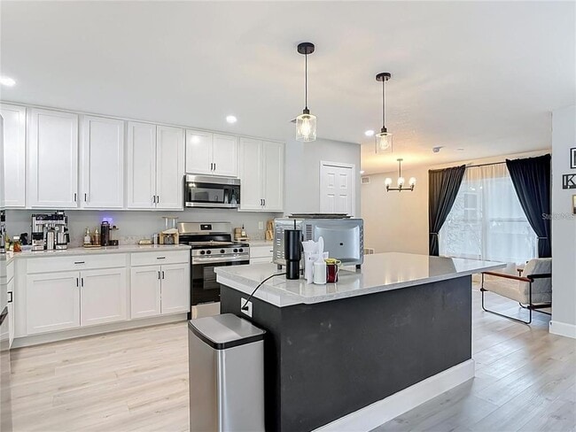 Building Photo - 8676 Hillside Dr