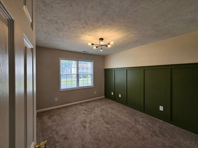 Building Photo - NEW LISTING!!!!!