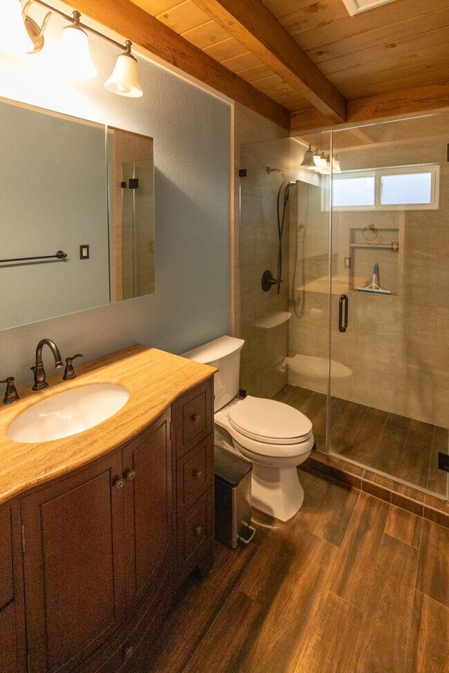 Building Photo - Beautiful 3 bedroom home with Castro Valle...