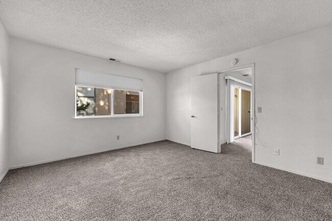 Building Photo - 2bed, 2bath condo with W/D, Balsony and river access