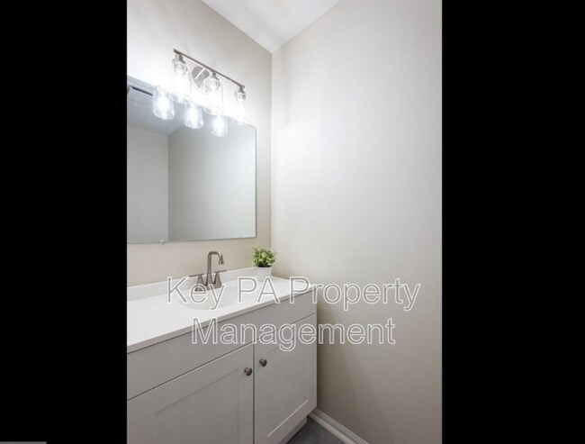 Building Photo - 517 S Coventry Ln